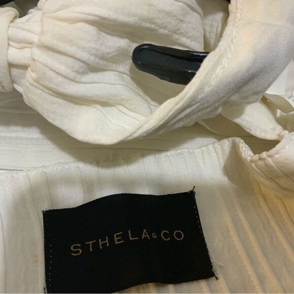 Sthela & Co White Crop Blouse with Puffed Cap Sleeves - Picture 5 of 7